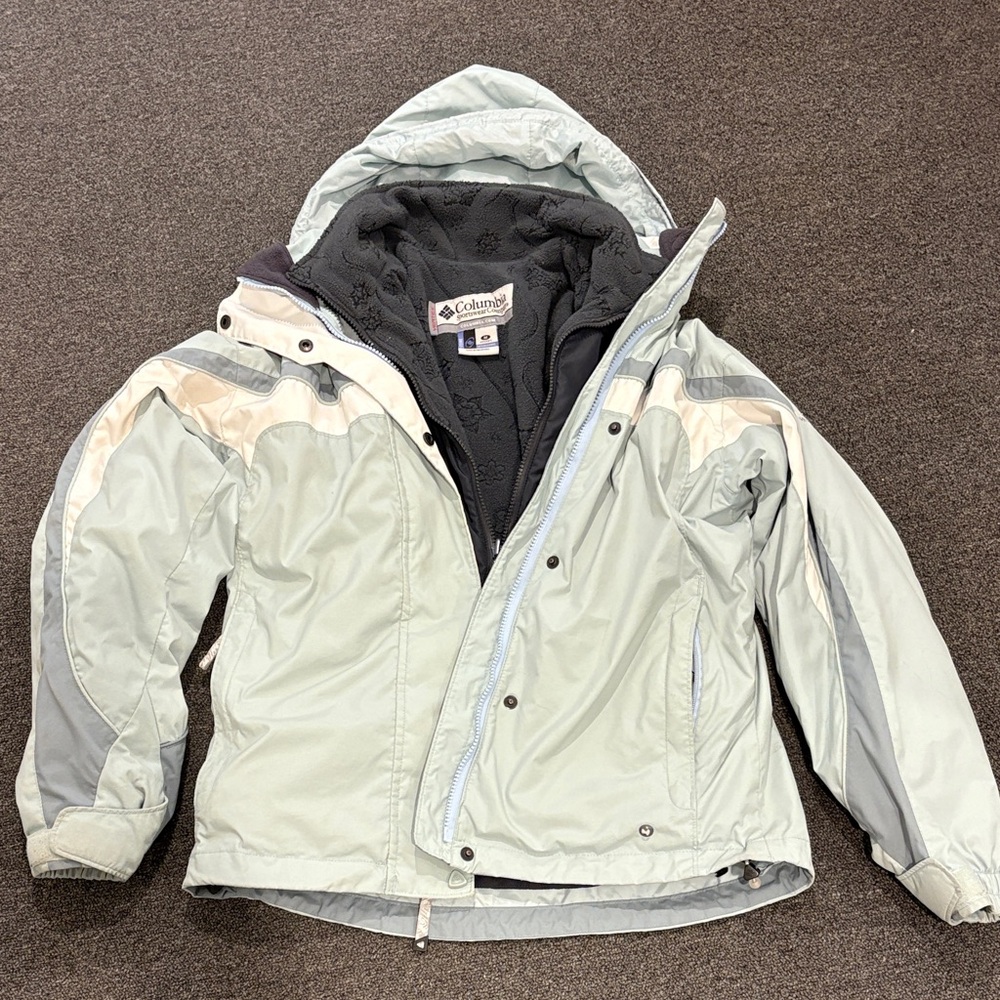 Women’s Columbia Vertex Two-Tone Gray Hooded ski Jacket with detachable fleece.